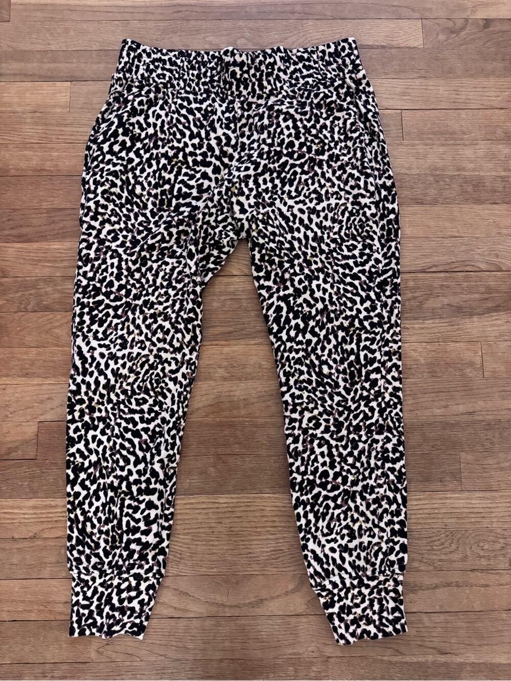 Cabi Women's Black Animal Print Leggings Sz M
 b42